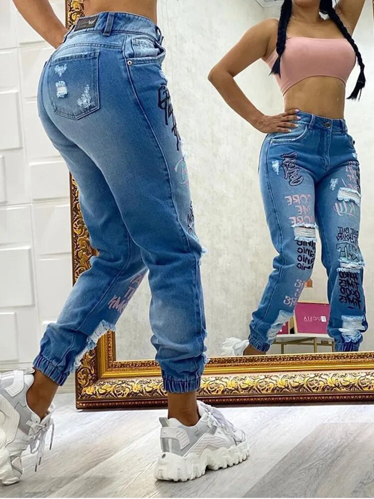 Should Damen-Jeans mit schrägen Taschen und Rissen
