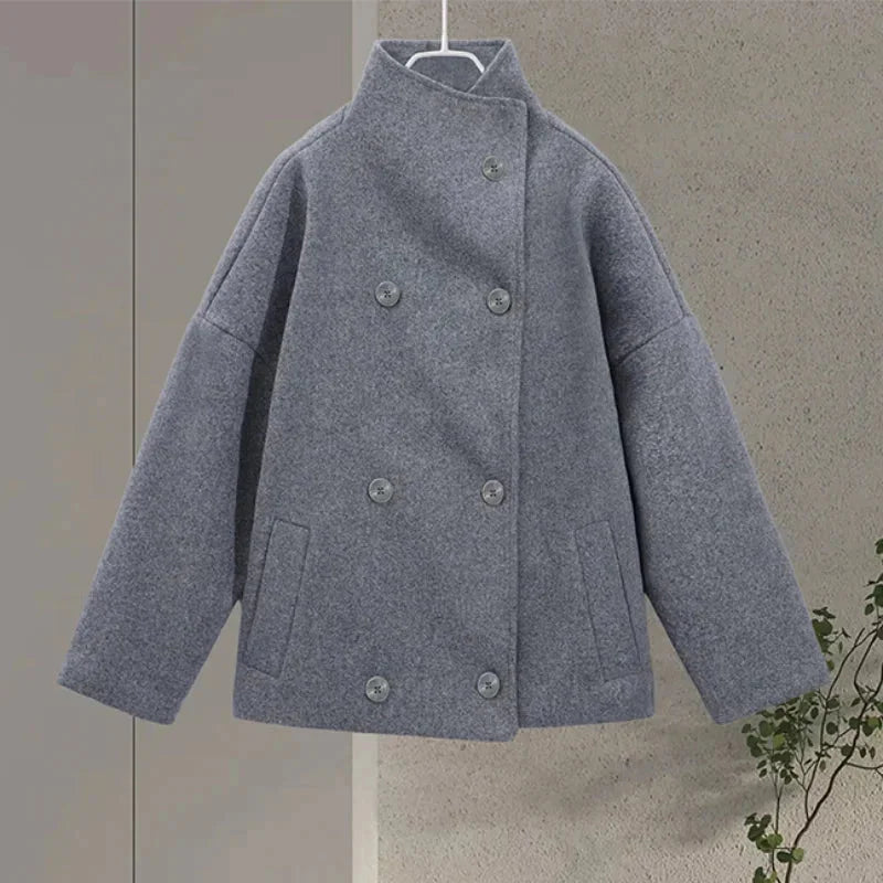 Manteau court femme avec boutons et col montant