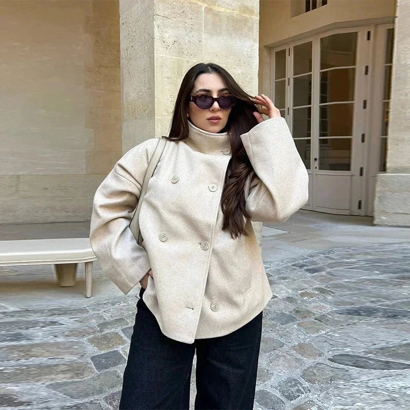 Manteau court femme avec boutons et col montant