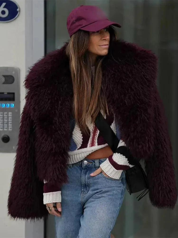Manteau femme bordeaux en fausse fourrure avec grand col