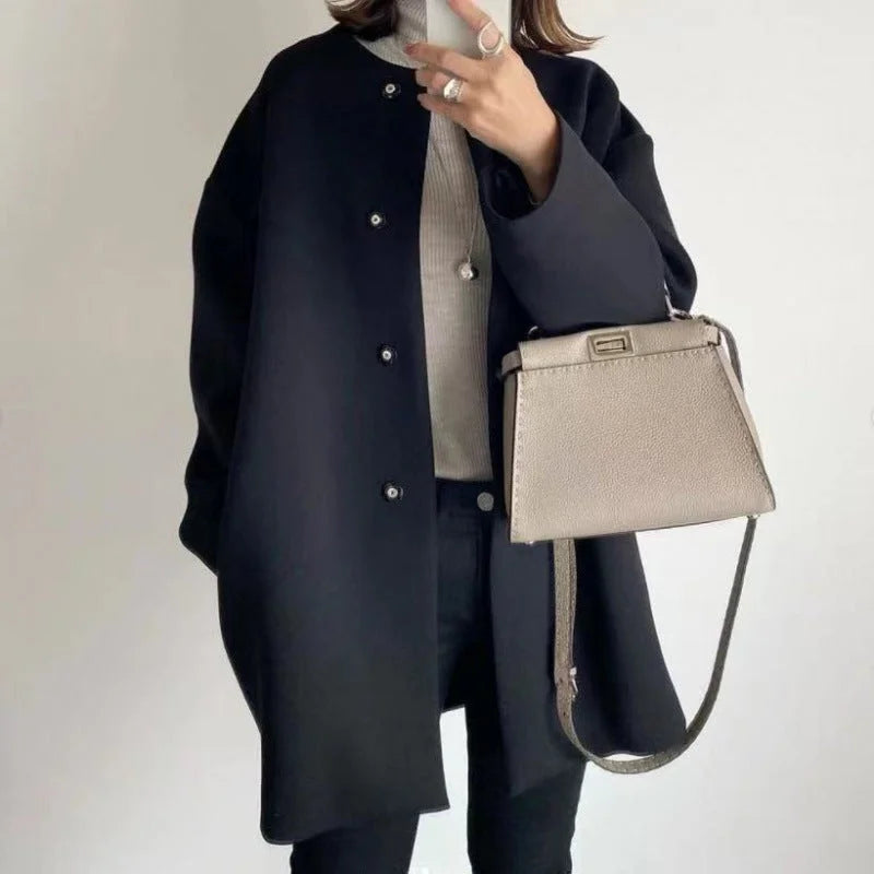Manteau femme chic avec boutons et style moderne