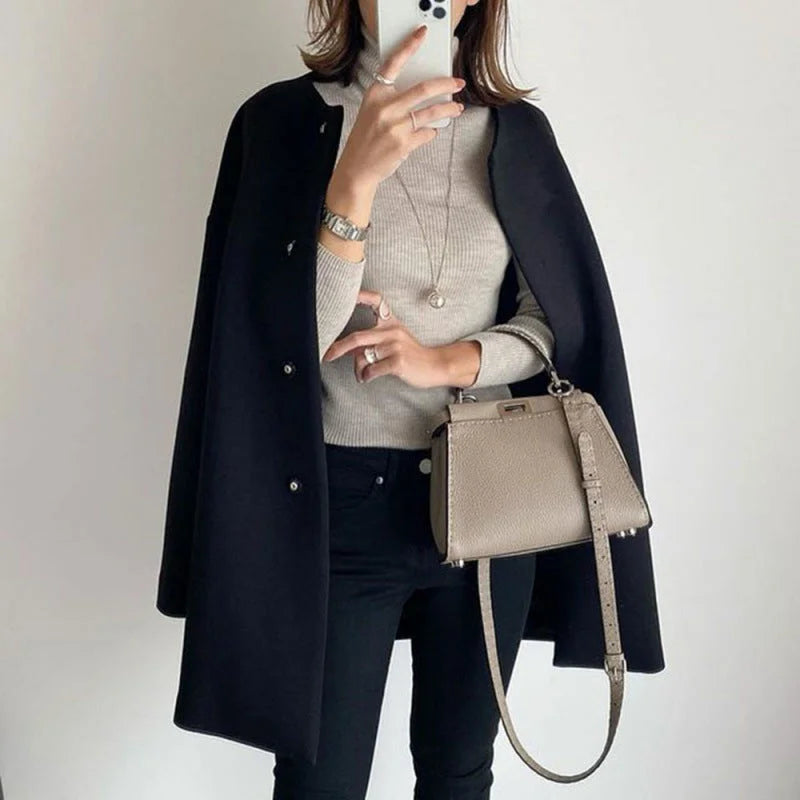 Manteau femme chic avec boutons et style moderne