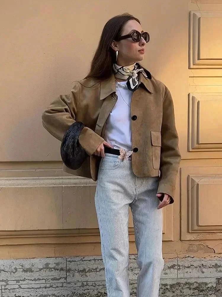 Veste courte femme camel en daim avec poches devant