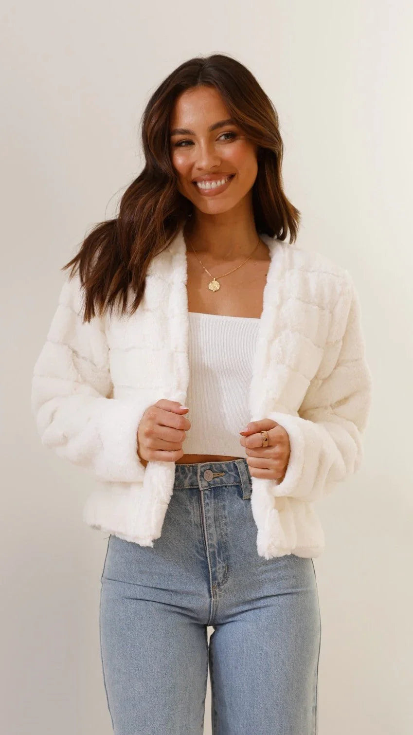 Veste courte femme en fausse fourrure à col ouvert