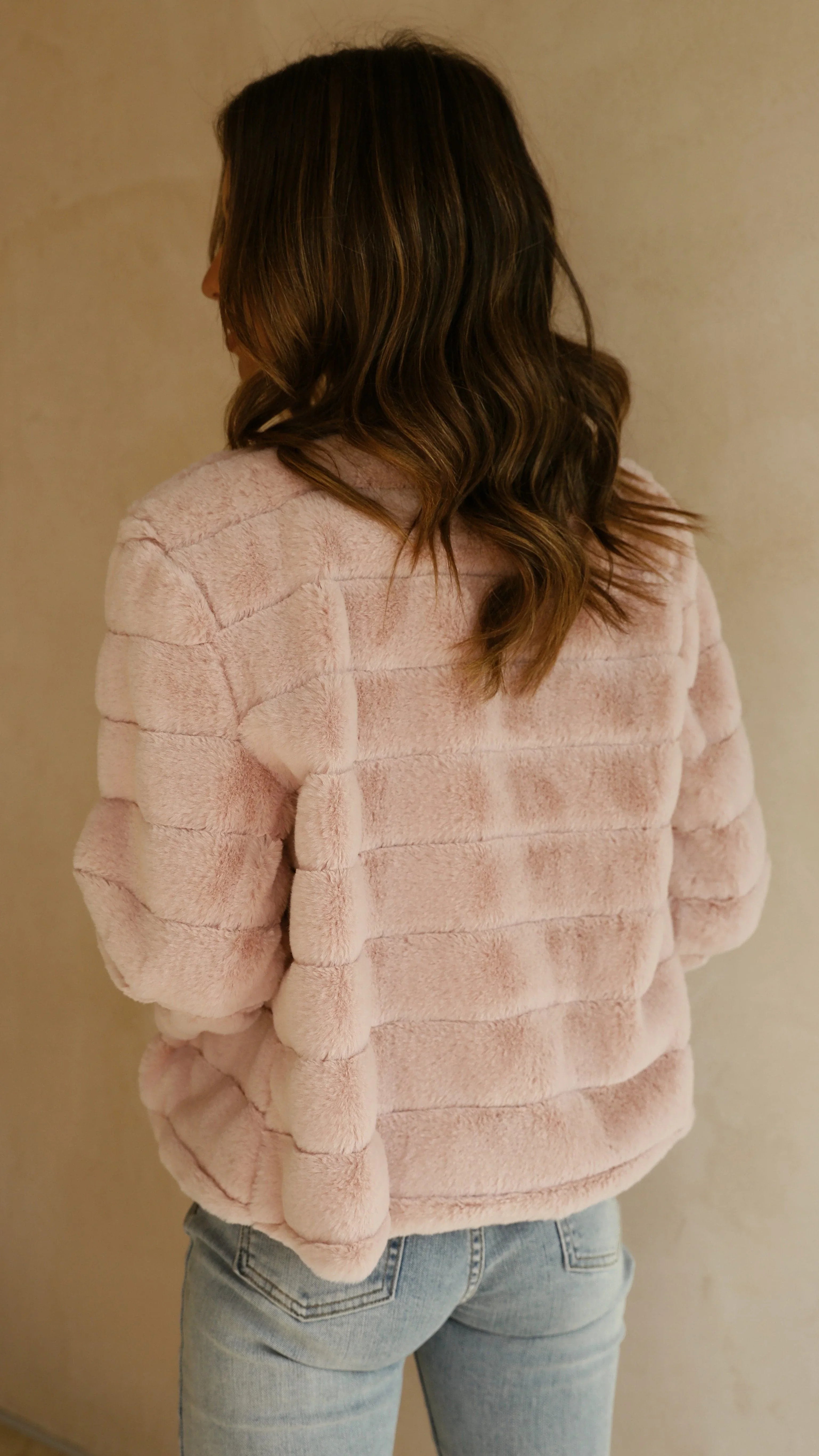 Veste courte femme en fausse fourrure à col ouvert