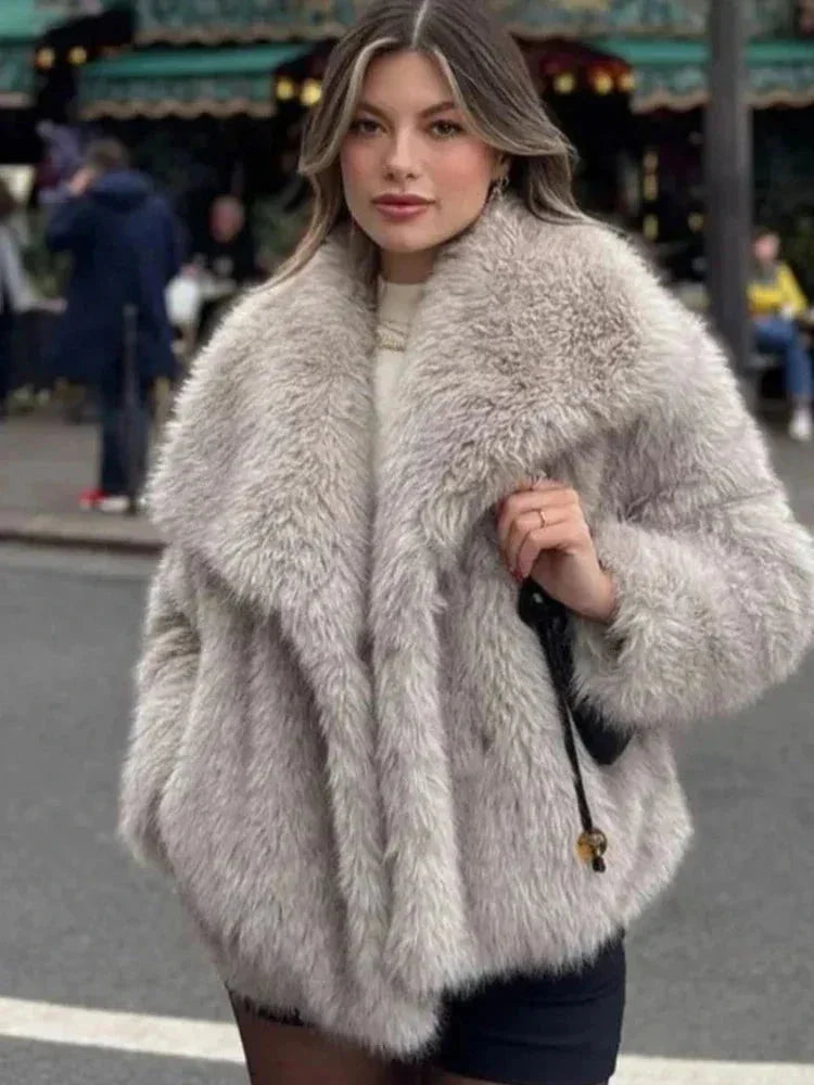 Veste femme chic avec texture luxueuse et col large