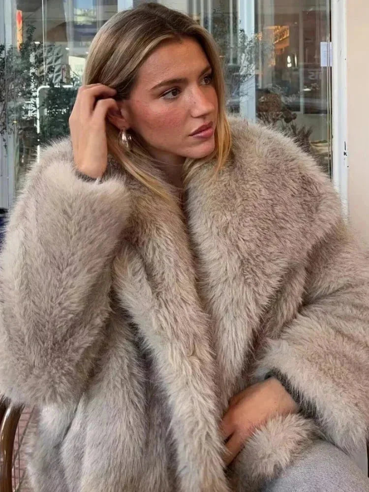 Veste femme chic avec texture luxueuse et col large