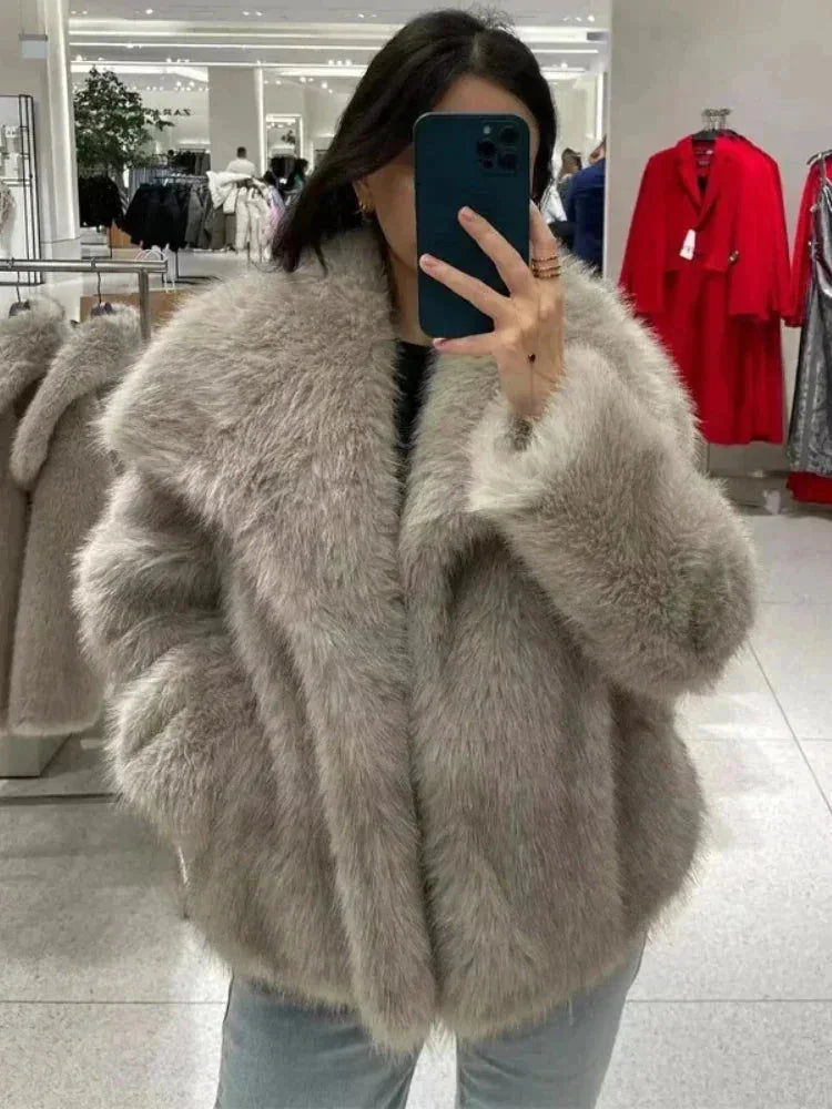 Veste femme chic avec texture luxueuse et col large