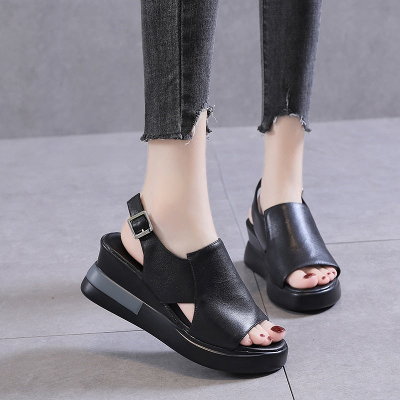 Orthopädische Keilsandalen