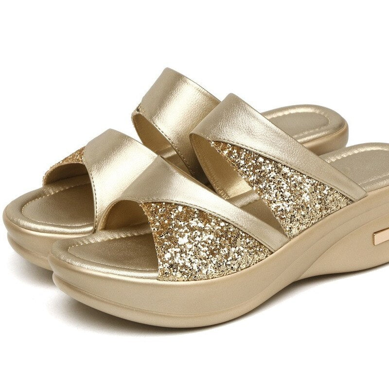 Bequeme, glitzernde Plateau-Sommersandalen mit Keilabsatz