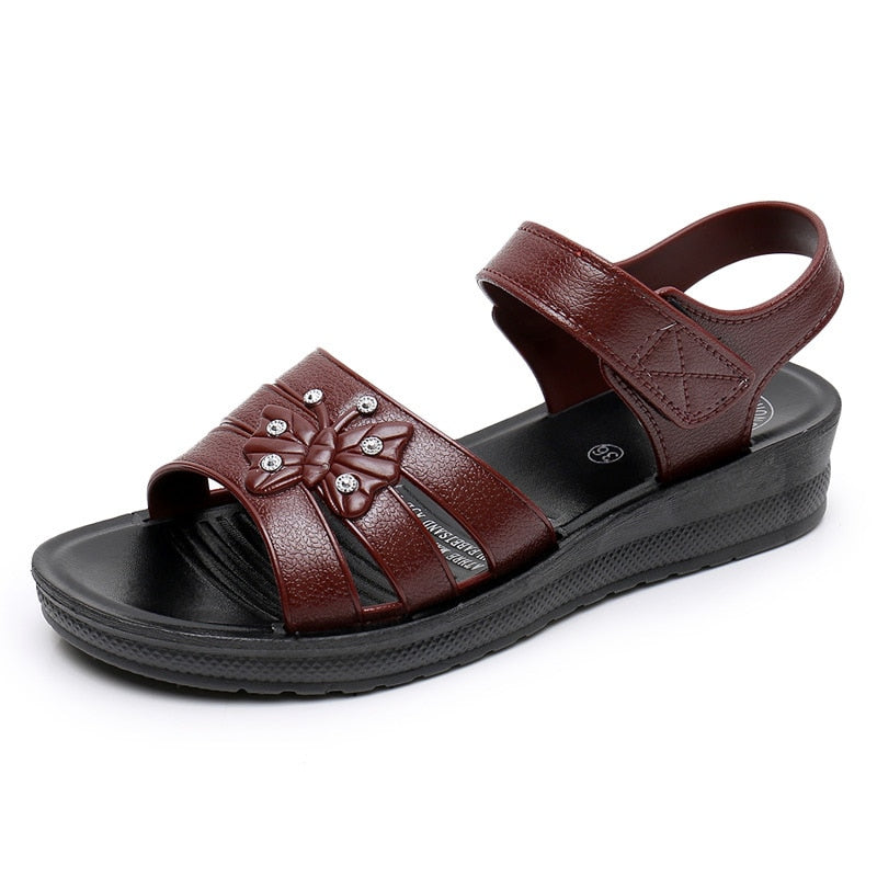 Flache, rutschfeste, offene Sandalen