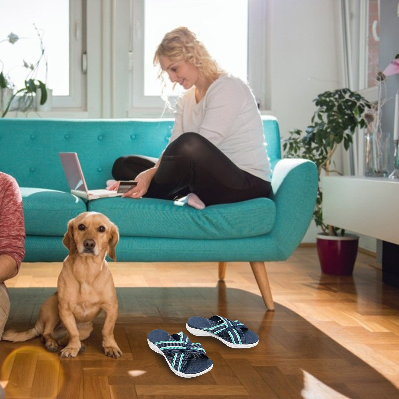 Sandales orthopédiques élastiques croisées.