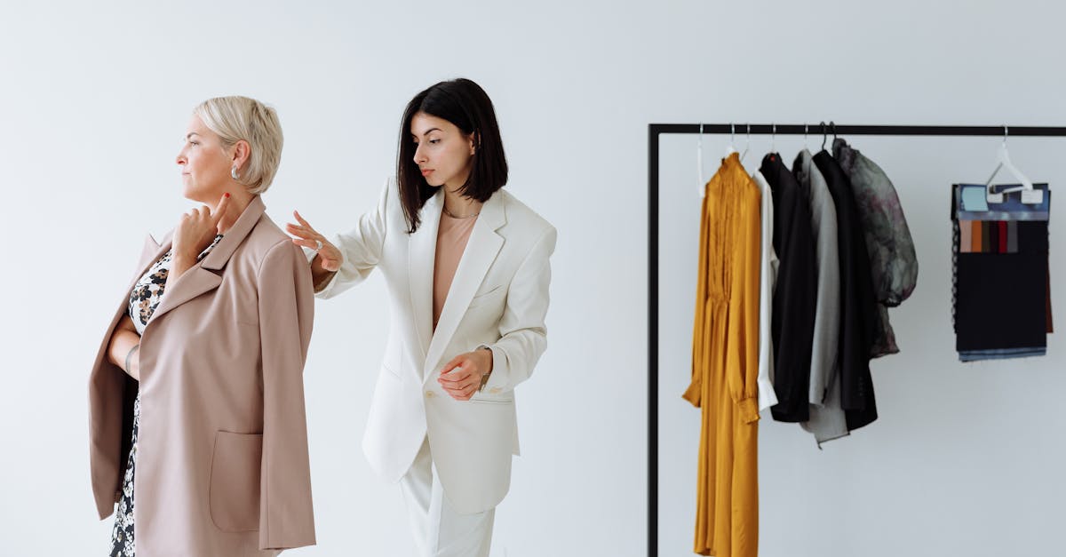 Les Essentiels Chemises et Blouses pour votre Garde-robe : Comment l’accessoiriser pour un look chic et moderne ?
