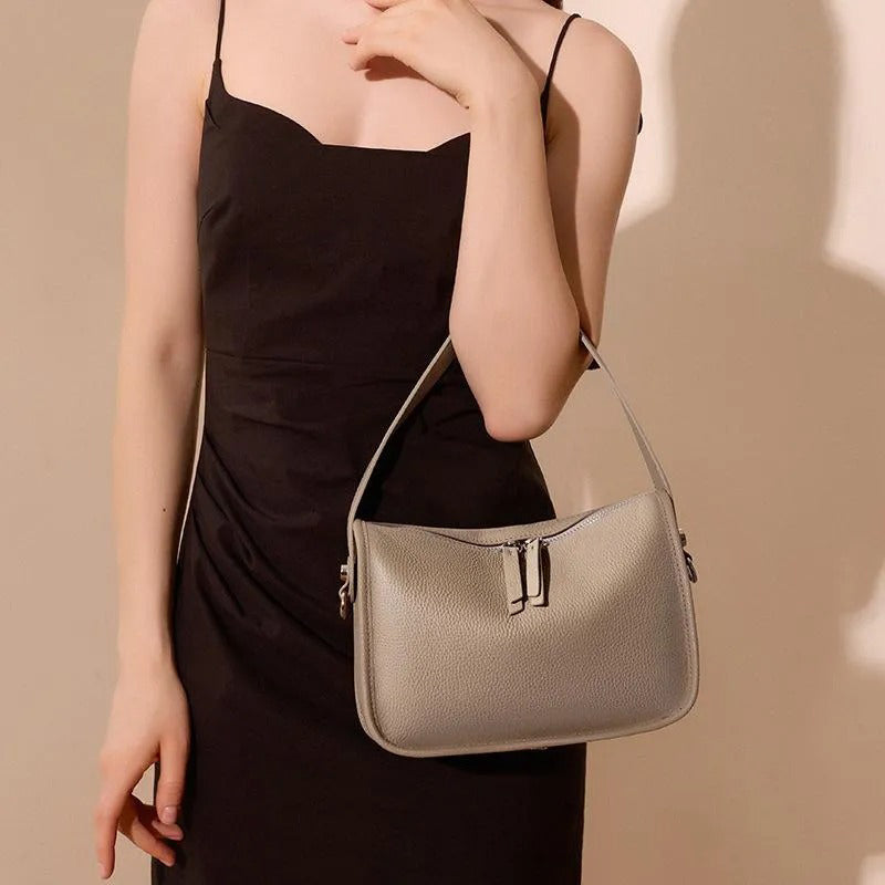 Sac à main cuir marron porté épaule