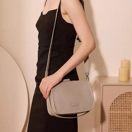 Sac à main cuir marron porté épaule