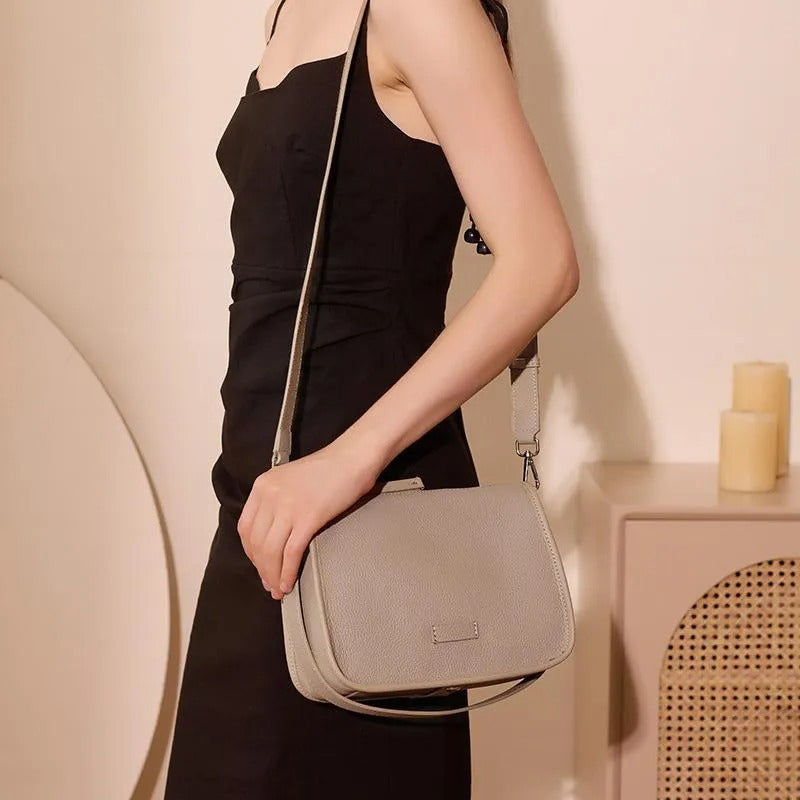 Sac à main cuir marron porté épaule