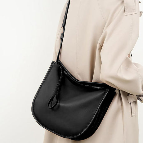 Sac à main cuir noir porté épaule