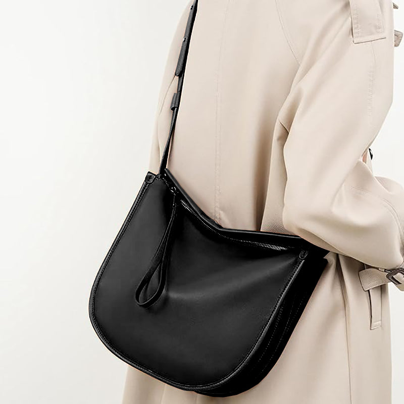 Sac à main cuir noir porté épaule