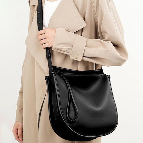Sac à main cuir noir porté épaule