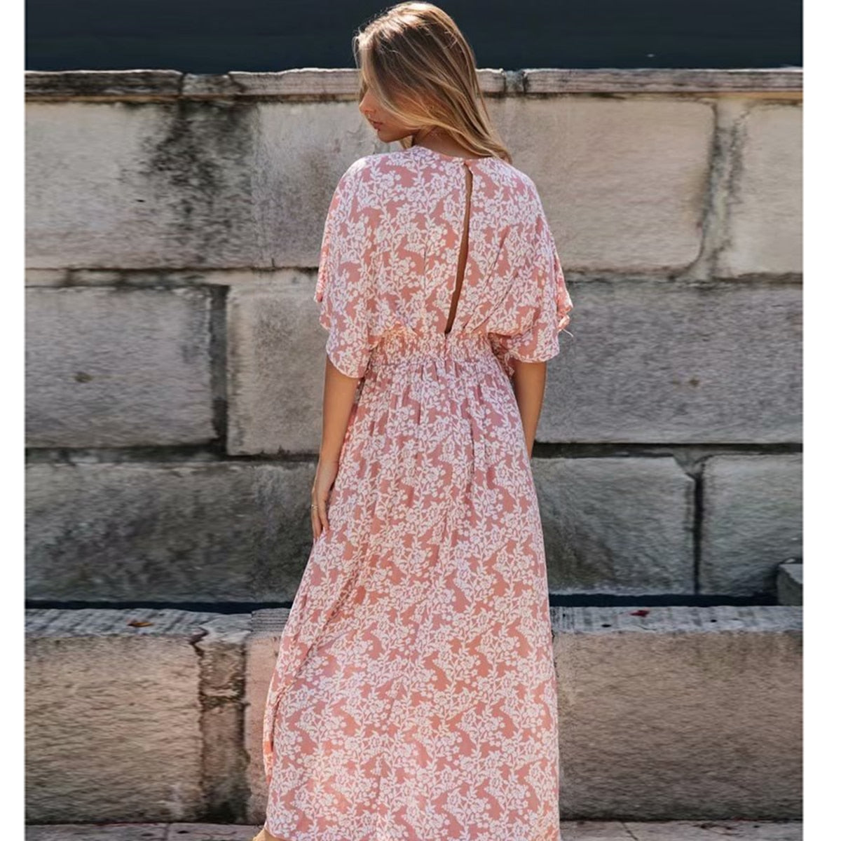 Böhmisches puderrosa Schlitzkleid