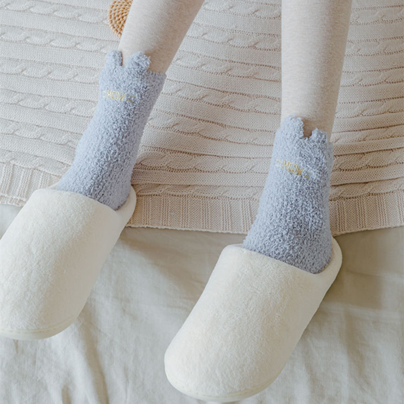 Chaussettes longues et moelleuses pour femme avec motif empreinte de patte Lainey