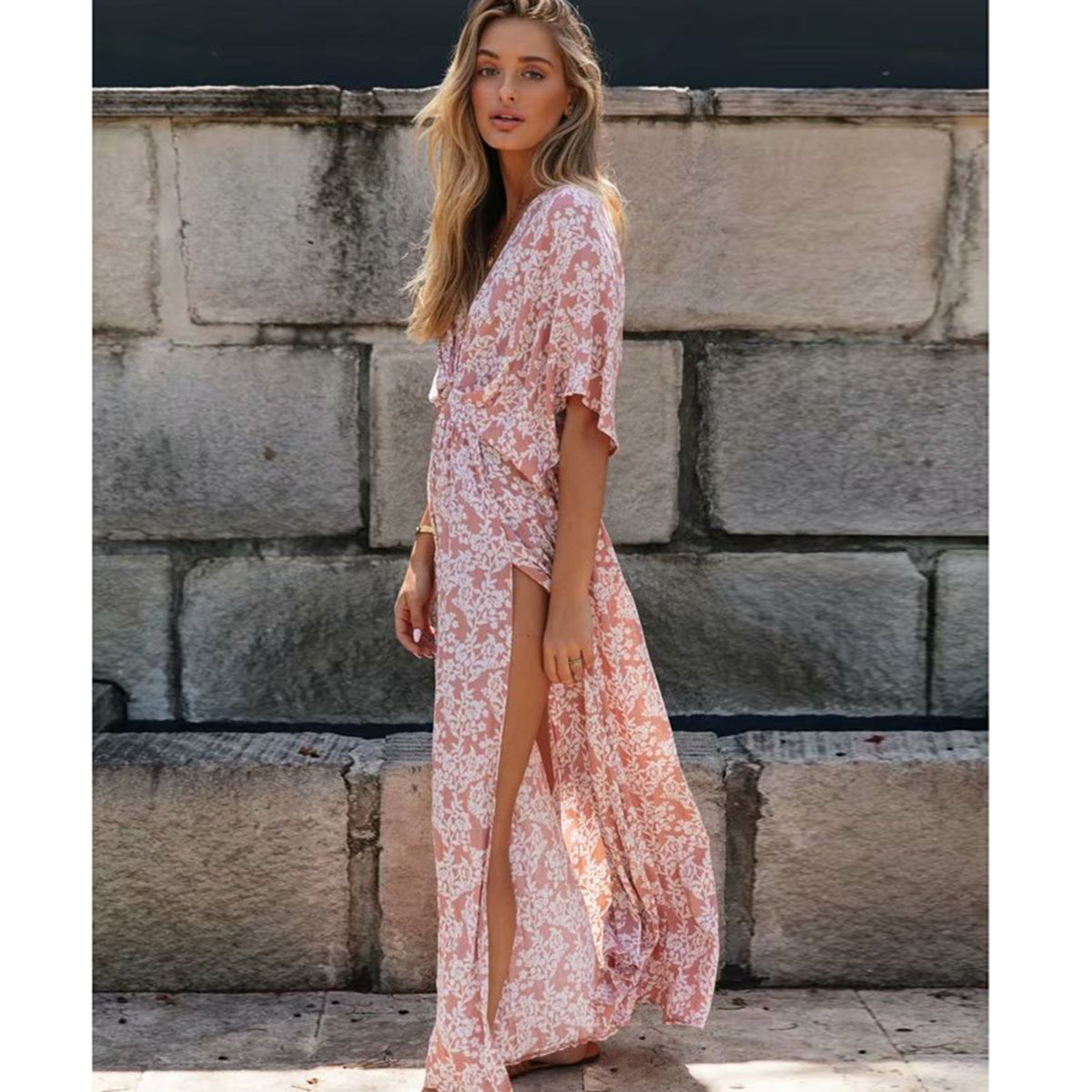 Böhmisches puderrosa Schlitzkleid