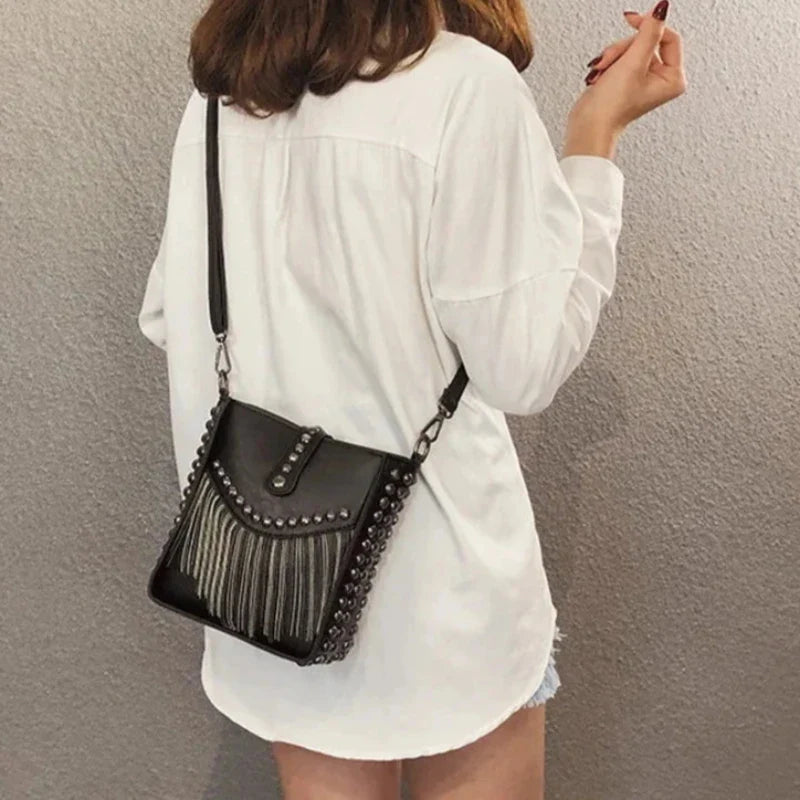 Sac Bandoulière Femme à Frange et Rivet Métallique