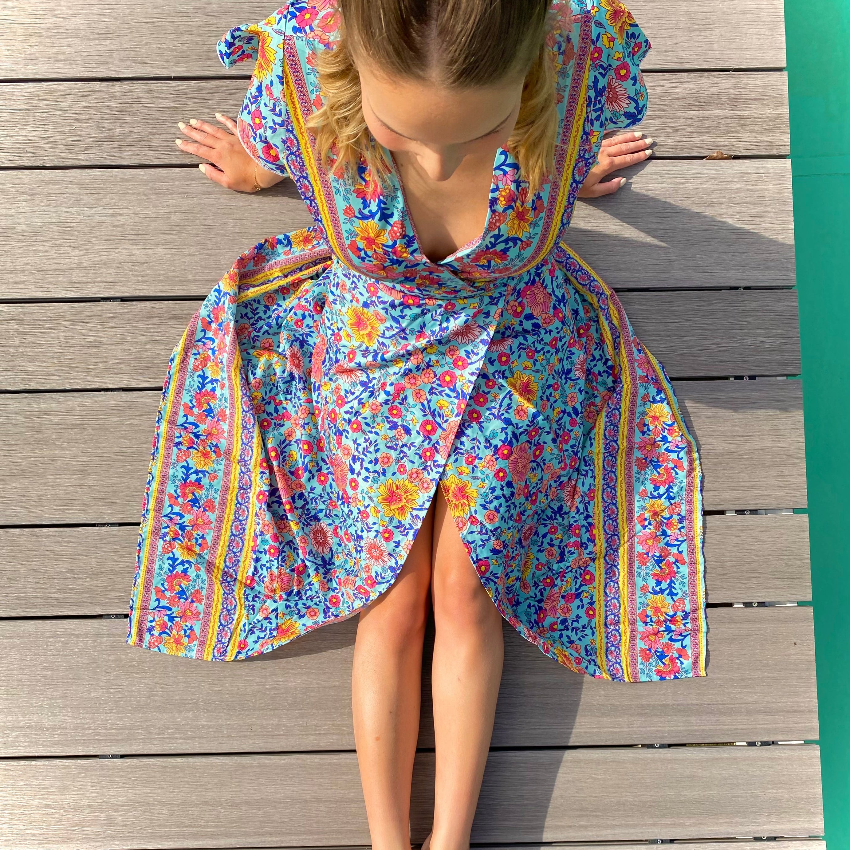 Böhmisches, hoch geschnittenes langes Kleid
