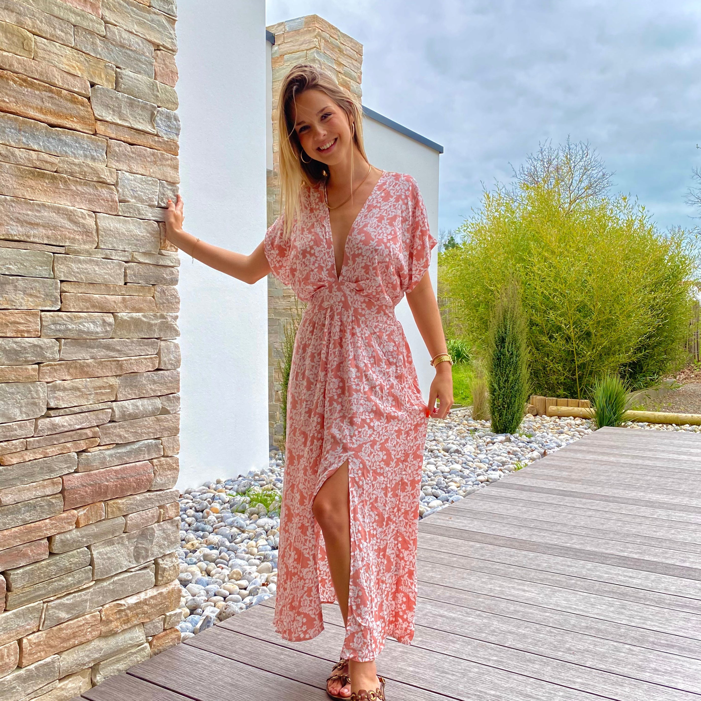 Böhmisches puderrosa Schlitzkleid