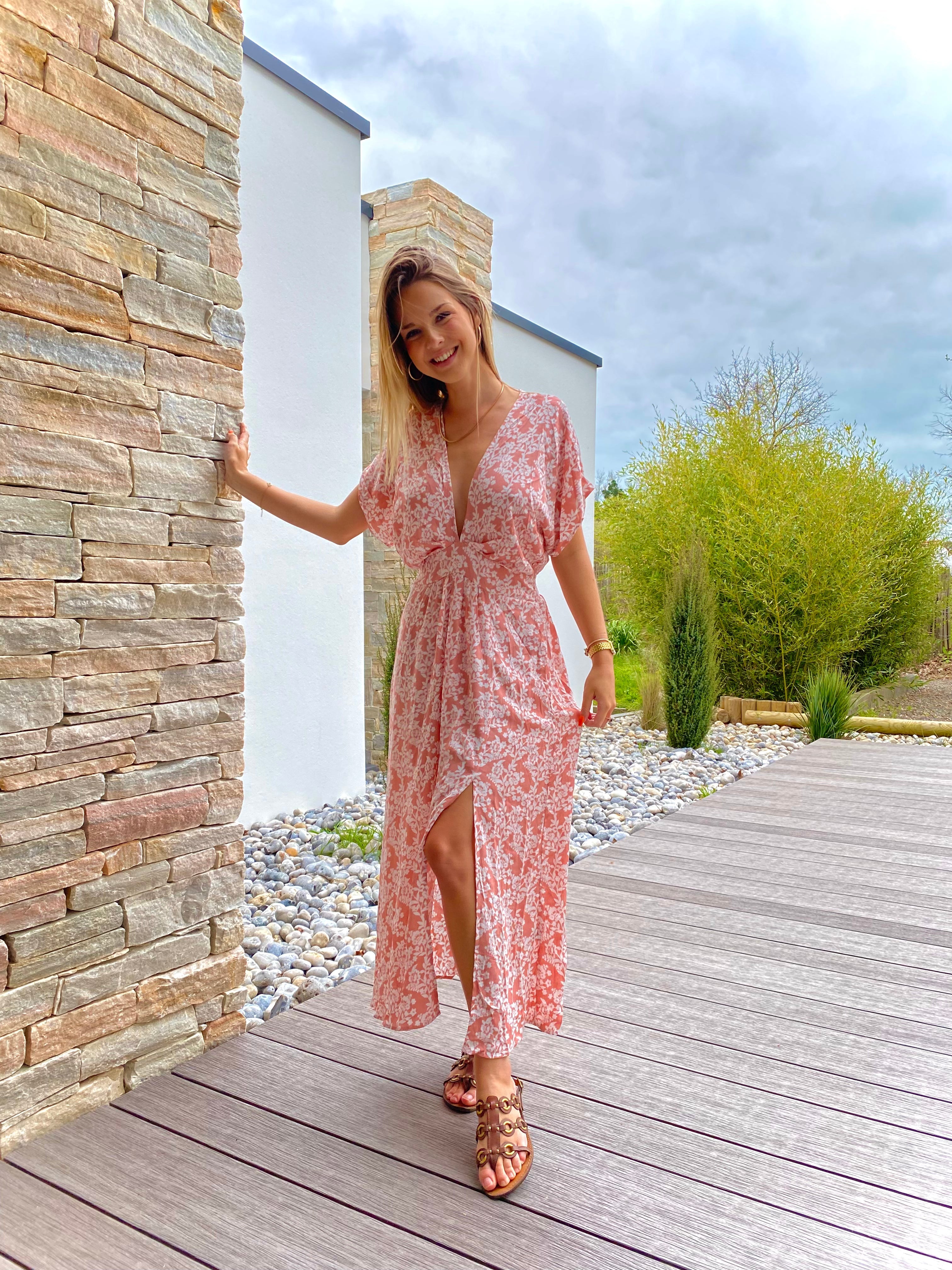 Böhmisches puderrosa Schlitzkleid