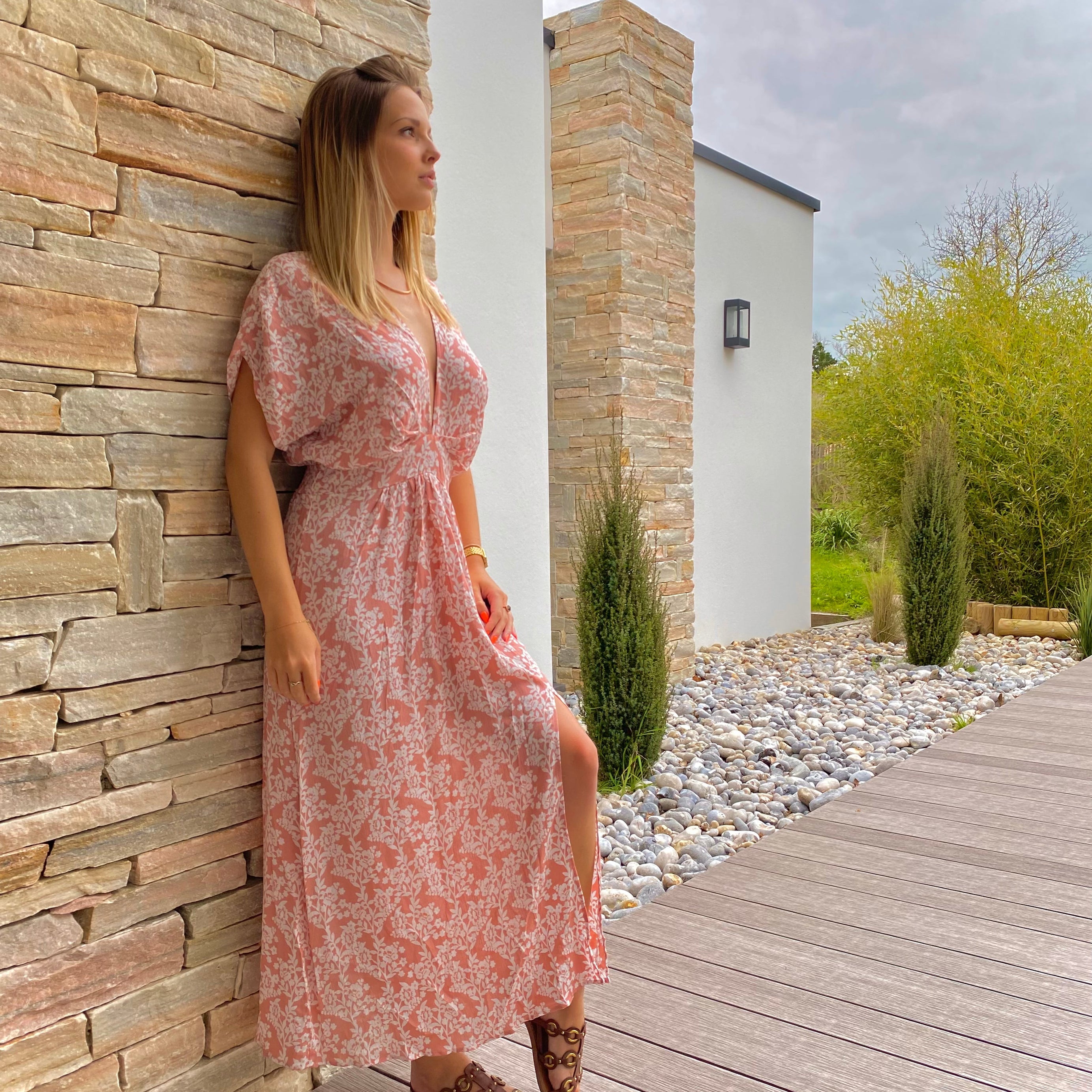 Böhmisches puderrosa Schlitzkleid
