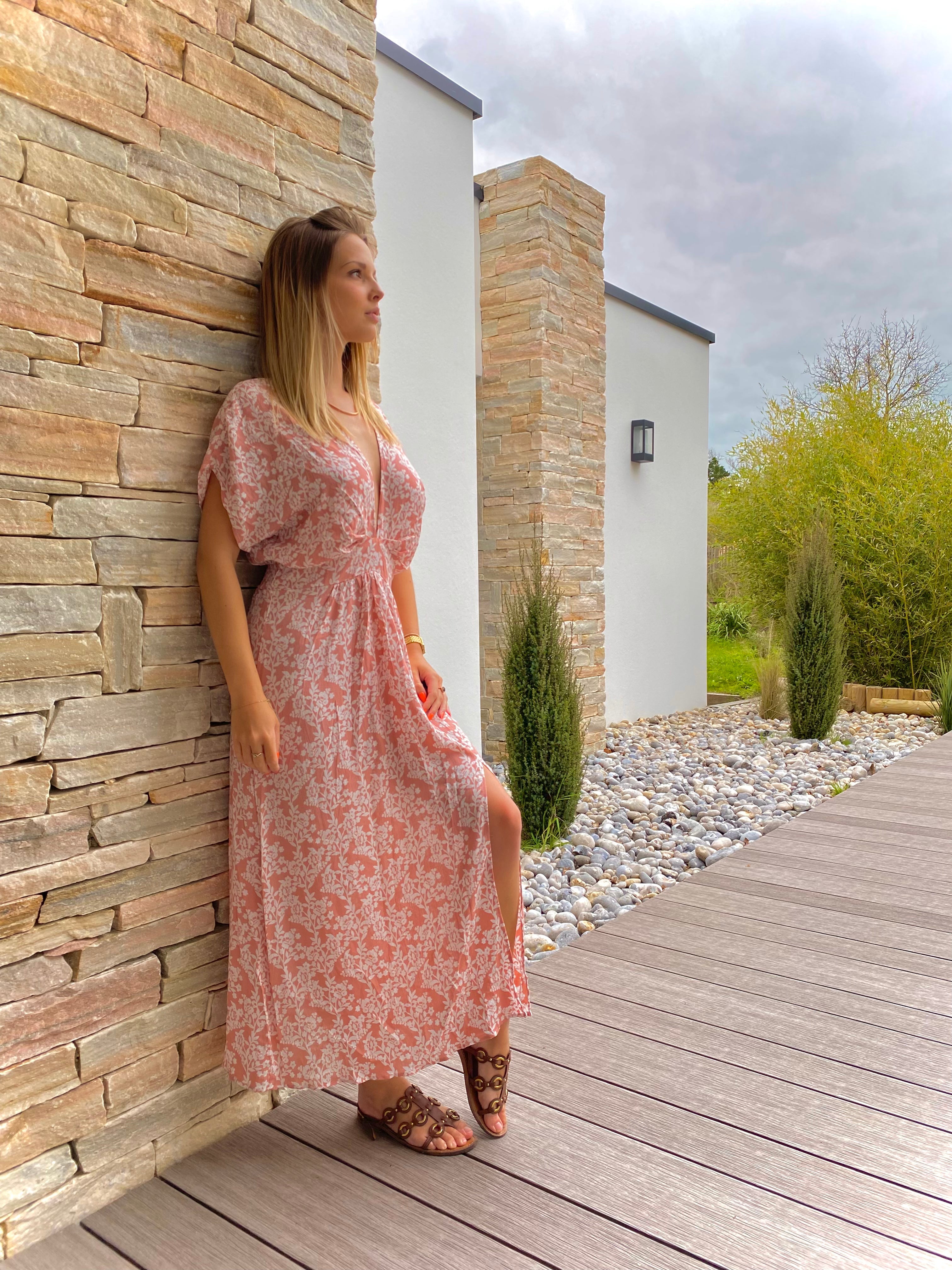 Böhmisches puderrosa Schlitzkleid