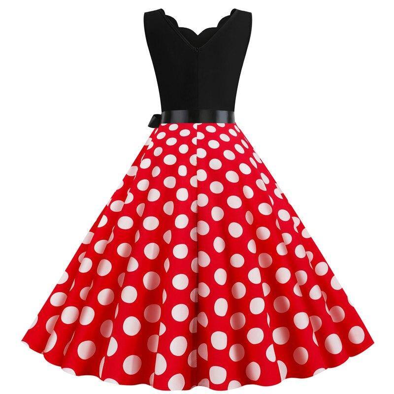 Rotes Vintage-Kleid mit weißen Tupfen. Fabelhafter Abend