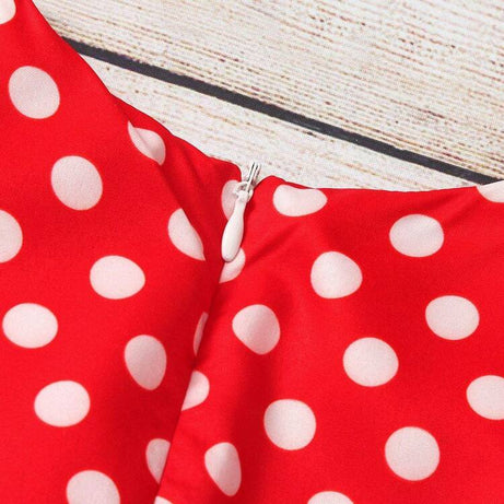 Rotes Vintage-Kleid mit weißen Punkten für Mädchen