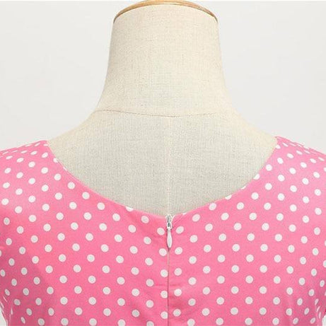 Vintage rosa Kleid mit kleinen weißen Polka Dots