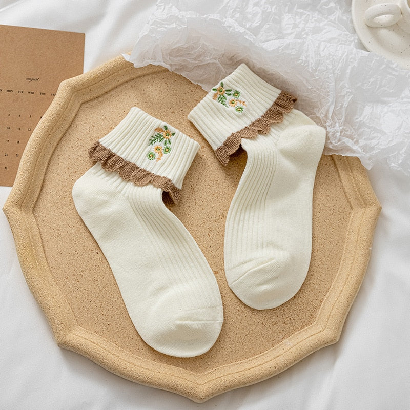 Chaussettes longues femme douces avec broderie et dentelle Amani