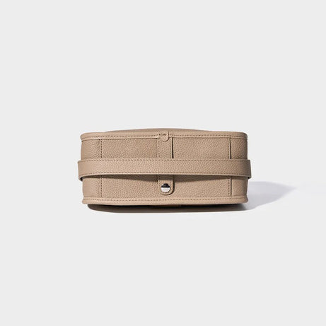 Sac à main cuir marron porté épaule