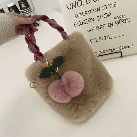 Sac à Main Fausse Fourrure avec Pendentif Cerise