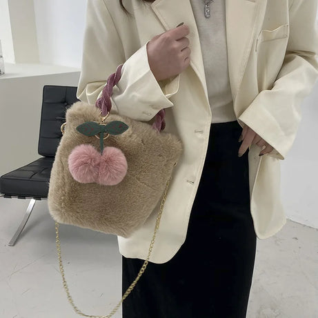 Sac à Main Fausse Fourrure avec Pendentif Cerise