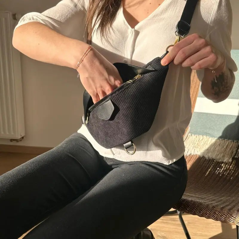 Sac à main banane velours noir
