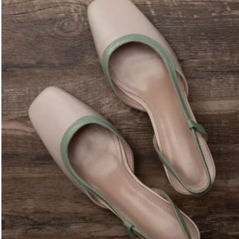 Sandales Dorées à Talons Carrés Élégants