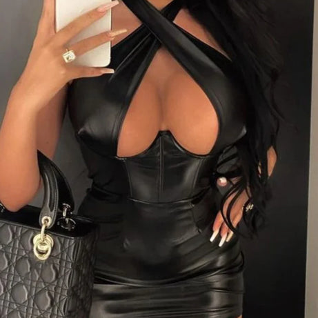 Robe libertine - Robe moulante en simili cuir à épaules dénudées