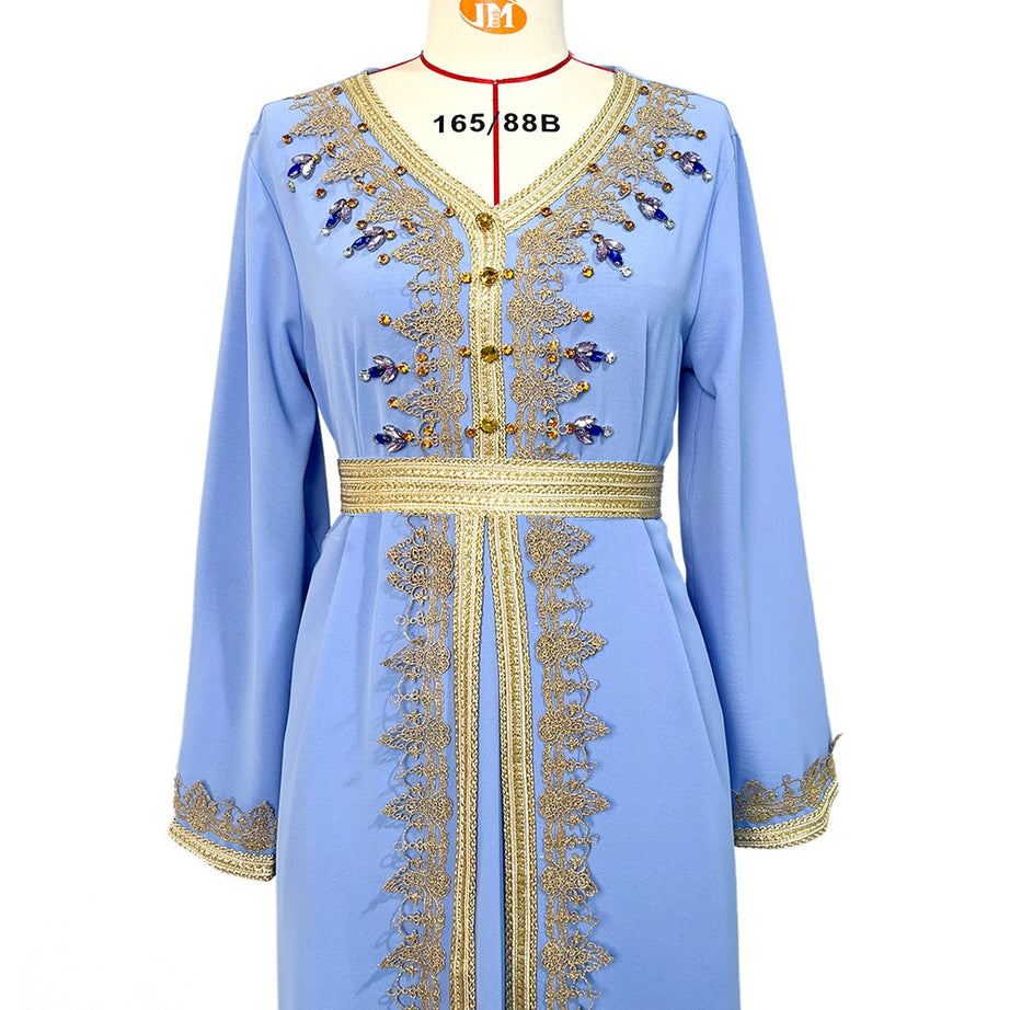 Caftan marocain bleu clair fait à la main avec ceinture - Lumière d'Orient