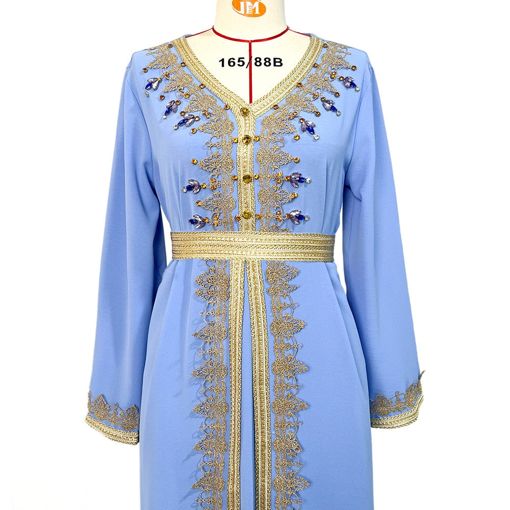 Caftan marocain bleu clair fait à la main avec ceinture - Lumière d'Orient