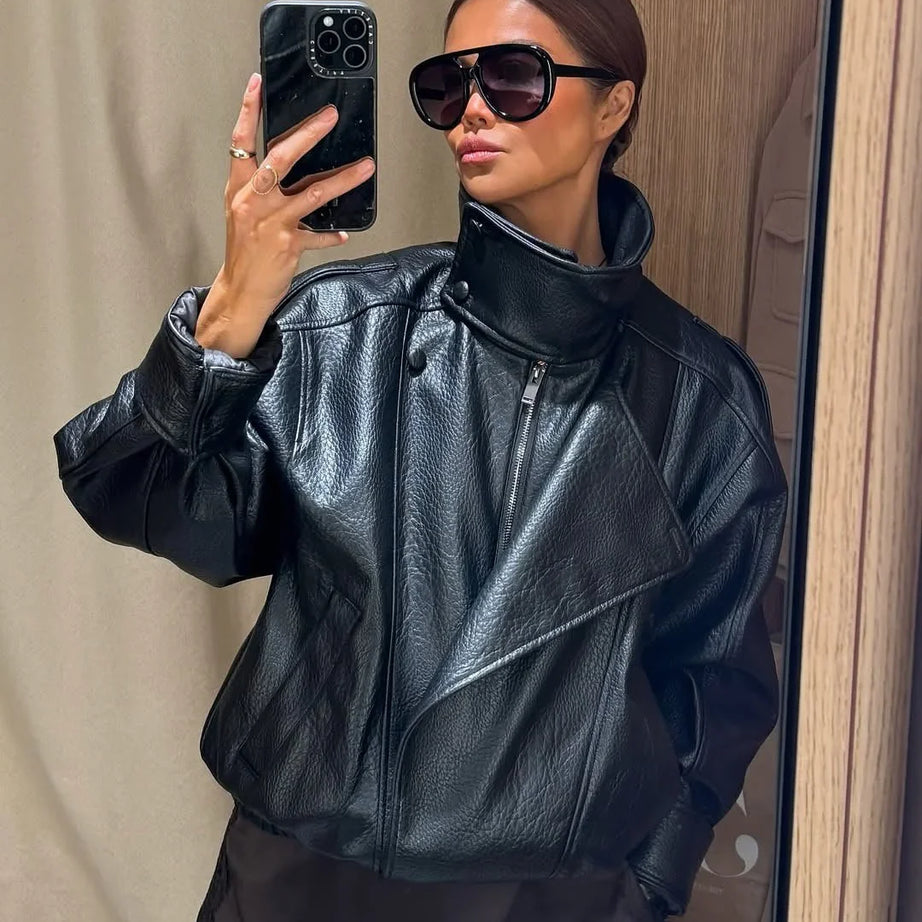 Veste noire pour femme en simili cuir avec col montant | coupe loose zippée