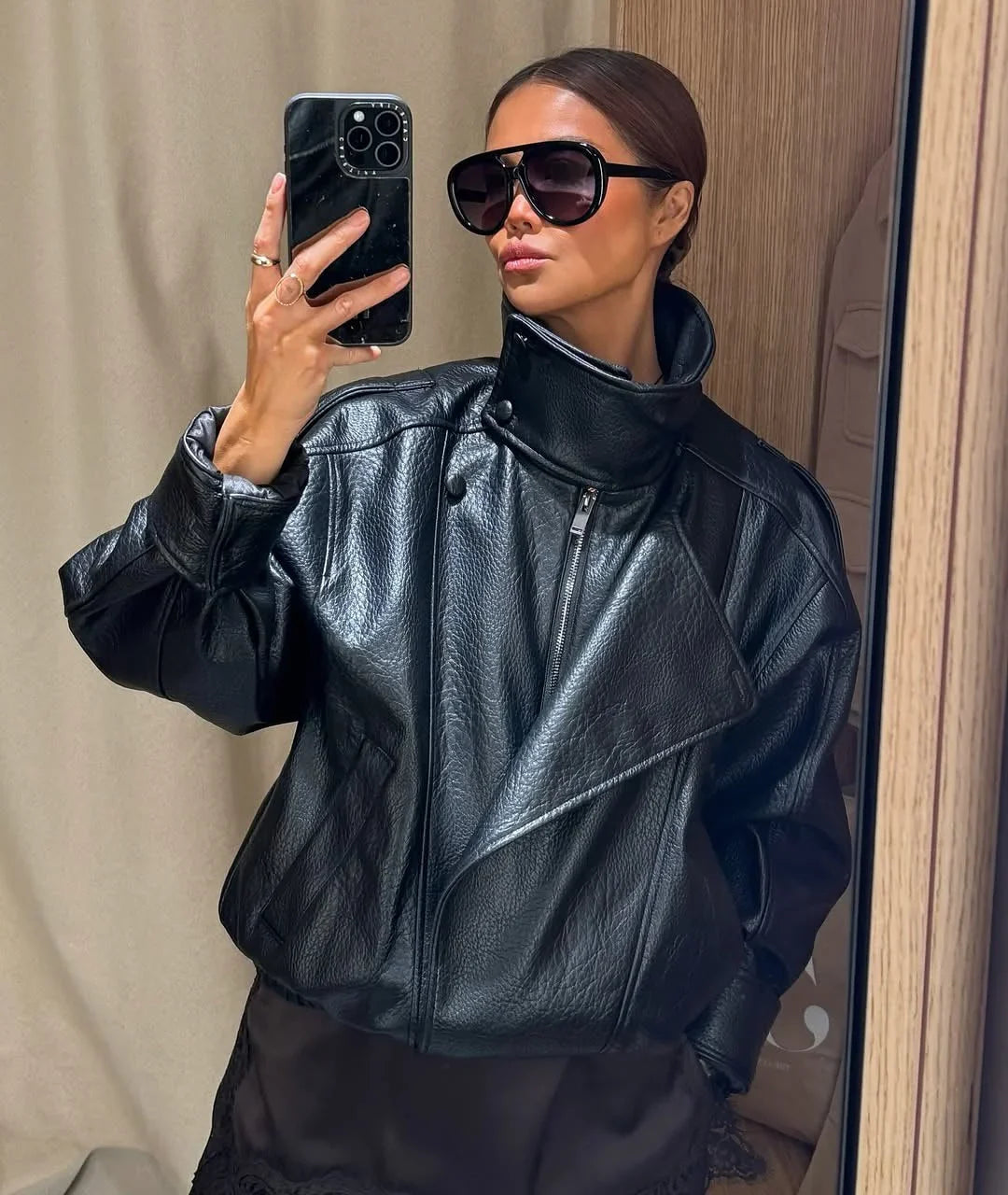 Veste noire pour femme en simili cuir avec col montant | coupe loose zippée