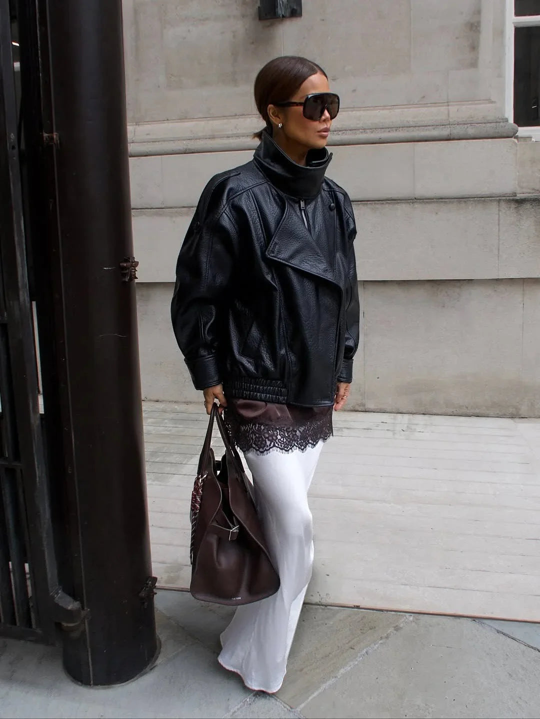 Veste noire pour femme en simili cuir avec col montant | coupe loose zippée