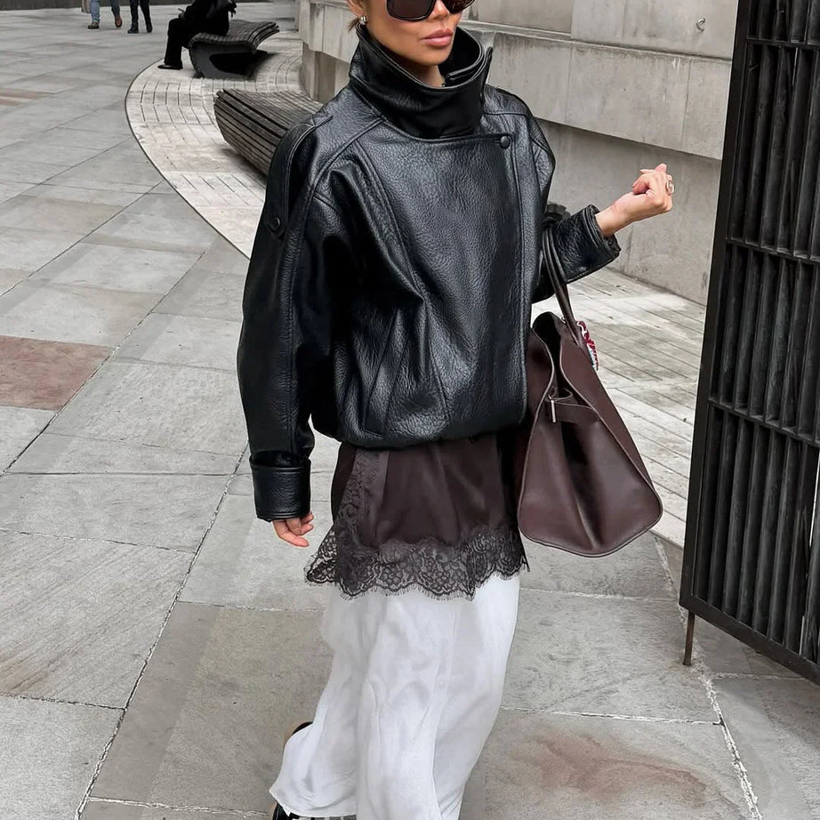 Veste noire pour femme en simili cuir avec col montant | coupe loose zippée