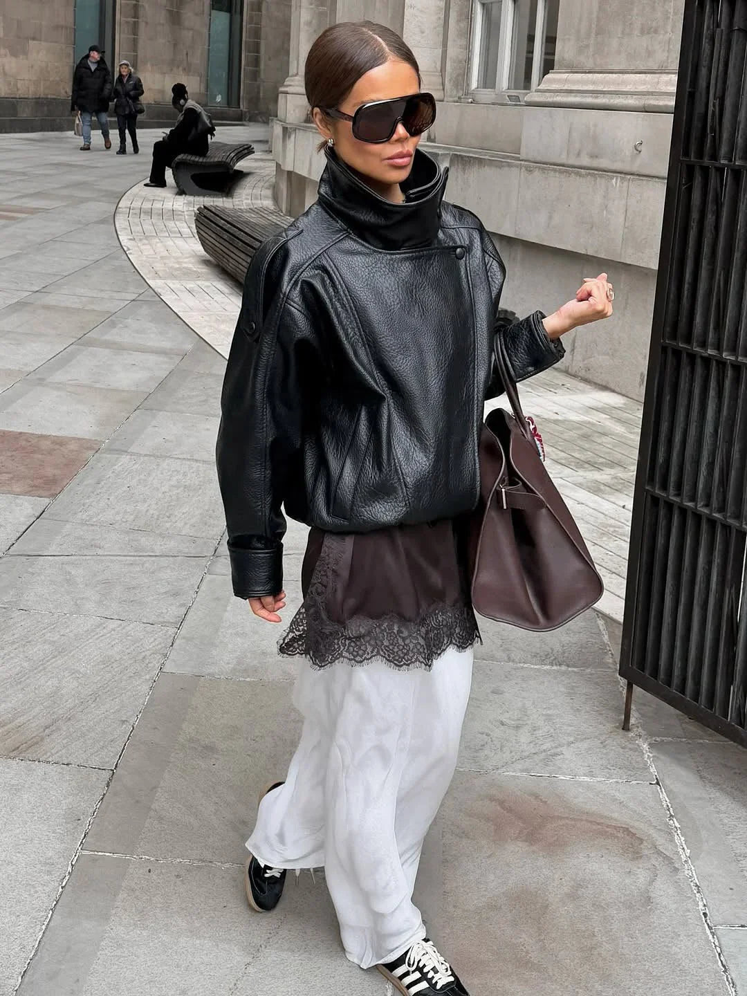 Veste noire pour femme en simili cuir avec col montant | coupe loose zippée
