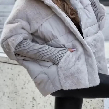 Cape d'hiver matelassée avec capuche et col fausse fourrure